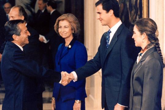 La reina, la infanta y el príncipe saludan a Suárez en un acto oficial en la década de los 90.