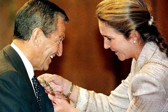 De las manos de la hija del rey, la infanta Elena, recibió otro gran reconocimiento: la Gran Placa de Honor y Mérito de la Cruz Roja, en 1999.