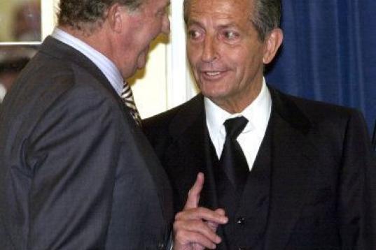 Suárez con el rey en la entrega del premio del grupo correo-prensa española a los valores humanos 2002.