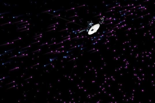 En esta representación artística cedida por la NASA, la sonda Voyager 1 explora una nueva región del espacio en el extremo del sistema solar. Nuevas investigaciones dadas a conocer el jueves 27 de junio de 2013 confirman que el aparato aún n...