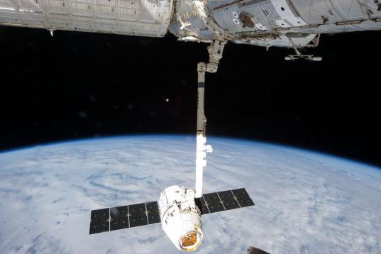 Esta imagen proporcionada por la NASA forma parte de una serie de fotografías que documentan el proceso para soltar la nave Dragon-2, perteneciente a la empresa SpaceX, de la Estación Espacial Internacional, el martes 26 de marzo de 2013. En e...