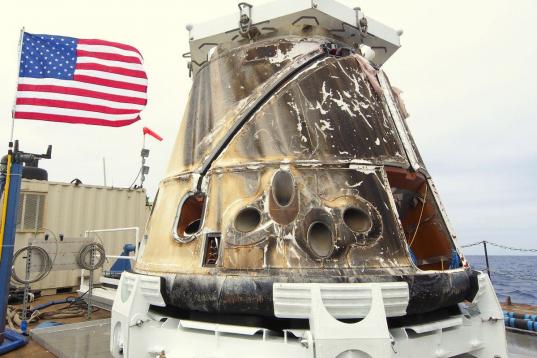 ARCHIVO- Esta imagen del jueves 31 de mayo de 2012 proporcionada por la empresa SpaceX muestra la nave espacial Dragon en la cubierta de una embarcación en el Océano Pacífico, tras ser la primera nave espacial comercial del mundo en visitar l...