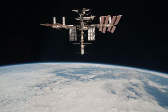 Esta fotografía del 23 de mayo del 2011 difundida por la NASA muestra a la Estación Espacial Internacional volando a unos 350 kilómetros (220 millas) sobre la superficie del planeta. Los astronautas podrían tener que abandonar temporalmente ...