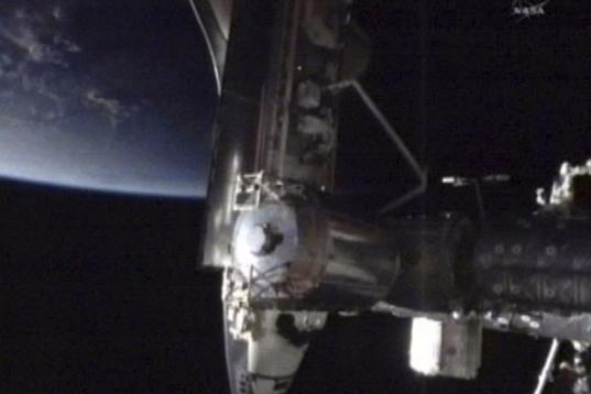 Una foto tomada de un video de la NASA muestra el transbordador Endeavour acoplado al nódulo Harmony de la estación espacial internacional en órbita el miércoles 18 de mayo del 2011 (AP Foto/NASA)
