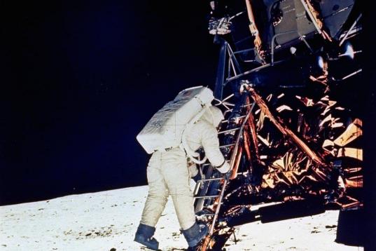 ARCHIVO - En esta foto del 20 de julio de 1969, el astronauta Edwin Andrin se apresta a pisar la Luna. El gobierno de Barack Obama propondrá el lunes 1 de febrero del 2010 en su nuevo presupuesto una inversión de miles de millones de dólares ...
