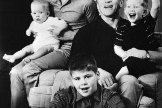 Retrato familiar con sus cuatro hijos