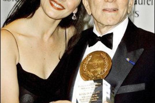 Junto a Catherine Zeta-Jones en los Premios del Sindicato de Productores Americanos