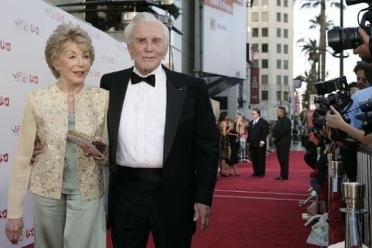 A su llegada junto a su mujer a recoger el American Film Institute Life Achievement Award