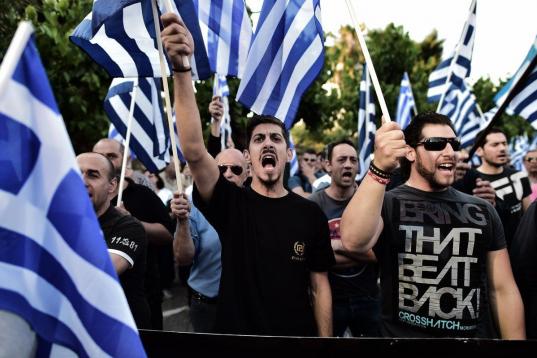 El partido ultranacionalista griego Amanecer Dorado ha cambiado las botas militares por los trajes en la carrera por las elecciones europeas y han sido recompensados con sus primeros escaños en el Parlamento Europeo.

Su principal portavoz tien...