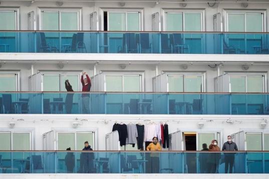Los pasajeros del crucero Diamond Princess se paran en los balcones de sus camarotes. Con los nuevos casos detectados se eleva a 70 las personas que se han visto infectadas en el crucero por el brote surgido en la ciudad china de Wuhan, y eleva ...