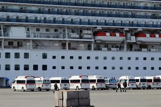 Las ambulancias están estacionadas ante la Terminal de Cruceros Daikoku Pier en Yokohama.