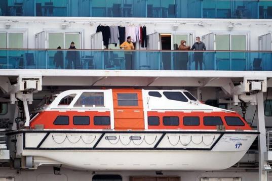 Las autoridades niponas pusieron en cuarentena ese buque el pasado lunes y han pedido a cerca de 3.700 ocupantes que no lo abandonen hasta dentro de unas dos semanas mientras se realizan las revisiones médicas.