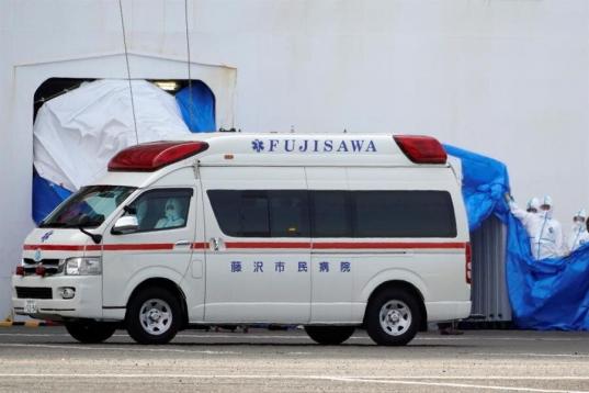 Los enfermos han sido trasladados o estás siendo enviados a centros médicos de Tokio y otras prefecturas próximas, mientras se siguen analizando las muestras de los pasajeros y tripulantes del Diamond Princess. El personal médico con equipo ...