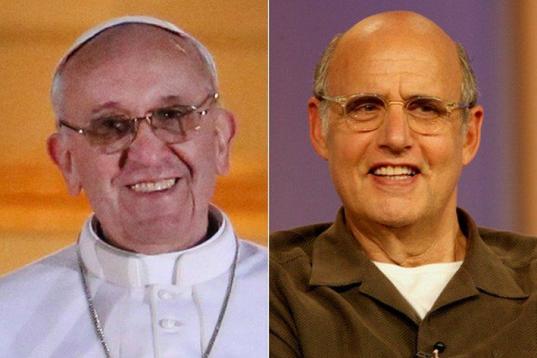 Aquí puedes ver más parecidos razonables del Papa con otros famosos.