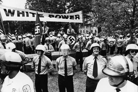 Una congregación neonazi se reúne bajo un cartel de "Poder Blanco" en Washington D.C. en 1973.
