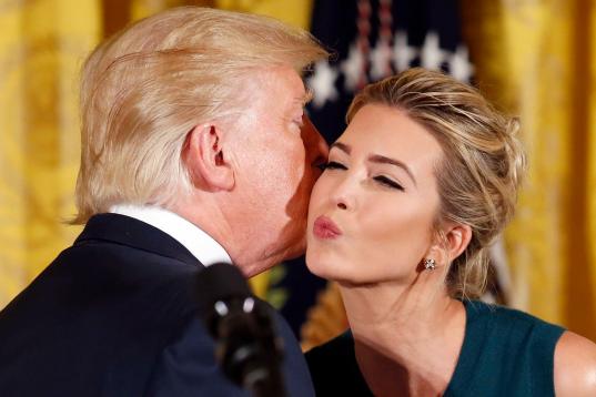 Beso para su hija Ivanka, en un acto en la Casa Blanca. 