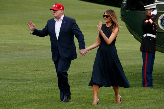 Donald y Melania, saludando tras llegar a Washington desde su retiro de Mar-a-lago. 