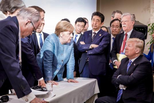 Rodeado de los demás líderes del G-7 en Quebec, durante la reunión de 2018. En cabeza, la alemana Angela Merkel. 