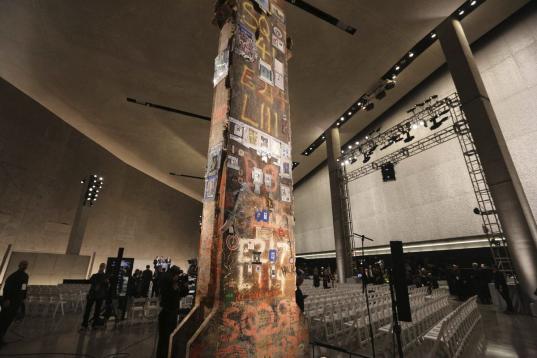 Uno de los puntos centrales del museo es una enorme sala donde se encuentra "la última columna", de 56 toneladas de peso y casi 11 metros de altura, retirada de la "zona cero" en mayo de 2002 y que en las semanas posteriores fue cubierta de men...