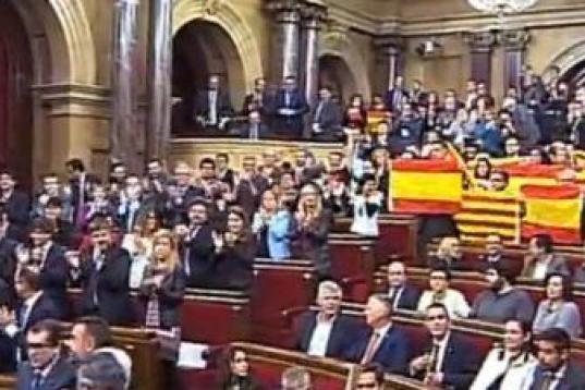 Diputados del Partido Popular levantan banderas de España y Cataluña al finalizar la votación. 