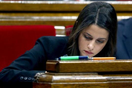 La diputada de Ciutadans Inés Arrimadas prepara su intervención durante el pleno del Parlament. 