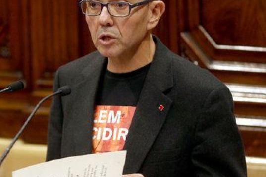 El diputado de Catalunya Si que es Pot Joan Coscubiela durante su intervención ante el pleno del Parlament. 