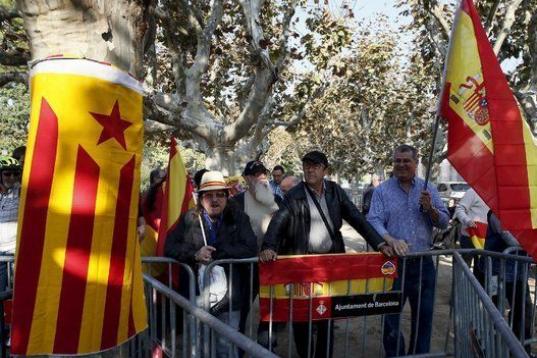 Banderas de España y de Cataluña esperan fuera del Parlament