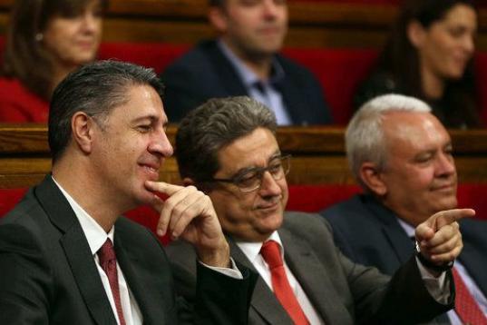 Los diputados del PPC, Xavier García Albiol (i), y Enric Millo (2i), durante el pleno del Parlament. 