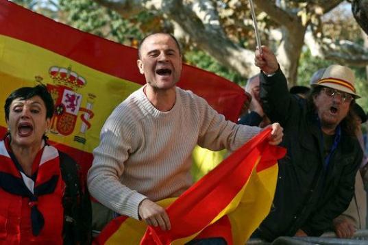 Un grupo de partidarios de la unidad de España protestan ante el Parlament de Cataluña por la aprobación hoy de la resolución conjunta de Junts pel Sí y la CUP que pretende ser el inicio del proceso hacia la independencia de Cataluña, una ...