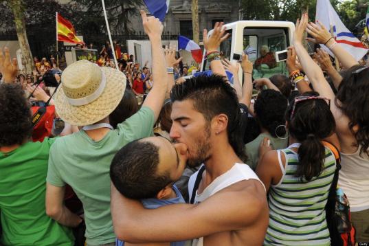 Una pareja gay se besa al paso de Benedicto XVI en el "papamóvil", de camino a Cibeles en Madrid. Fue el 18 de agosto de 2011.
