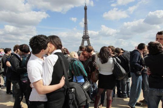 Frente a la torre Eiffel, en París, en una "operación beso contra la homofobia".