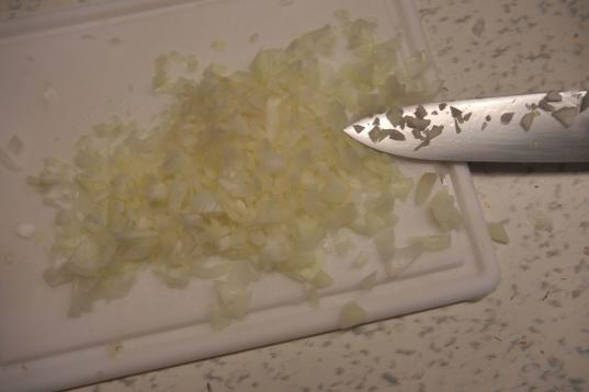 Método: un editor de Gastronomía del Huffington Post Estados Unidos afiló el cuchillo siguiendo un método casero, utilizando la parte de abajo de una taza de cerámica. Entonces, corté la cebolla de la misma manera que antes.

Resultado: es...