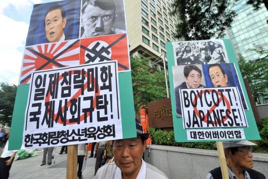 Una protesta de surcoreanos frente a la embajada japonesa, señalando el 68 aniversario de la liberación del dominio japonés sobre su país, en una protesta que tuvo lugar el 15 de agosto de 2013. Taro Aso es el vice-primer ministro de Japón....