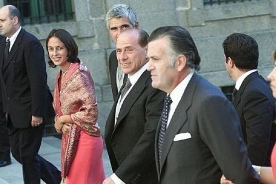 Es otro de los invitados a los que le espera un larguísimo recorrido por los tribunales. En la foto aparece junto a Berlusconi y acompañado por su esposa, Rosalía Iglesias.  Es quien supuestamente registraba la pre...