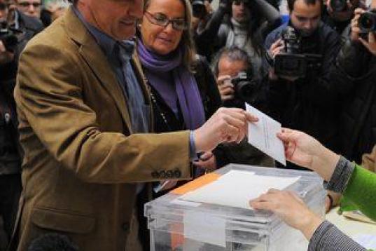 Aunque encabezó la lista más votada, no consiguió acceder a la Presidencia Generalitat ni en 2003 ni en 2006 al unirse los otros partidos en el llamado 'tripartito'.