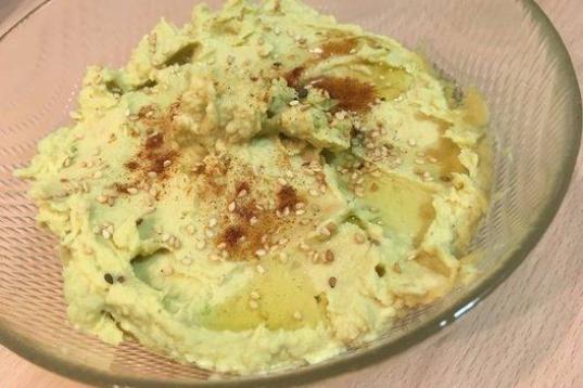 El hummus de siempre pero con ligero tono verde. Encuentra aquí la receta. 
