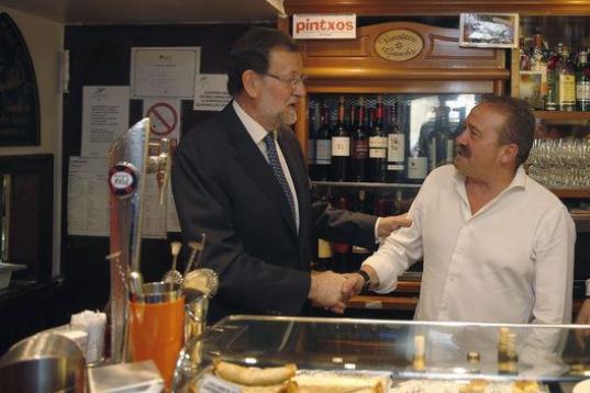 Rajoy, tras la barra de un bar de Pamplona
