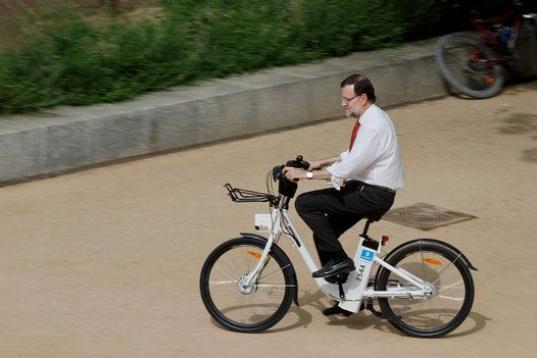 Otra de las instantáneas que nos ha dejado el paseo en bici de Rajoy