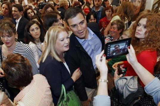 El secretario general del PSOE, Pedro Sanchez tras intervenir en un acto público con mujeres, dentro de la campaña electoral, que se ha celebrado en el Palacio de Festivales de Cantabria. 