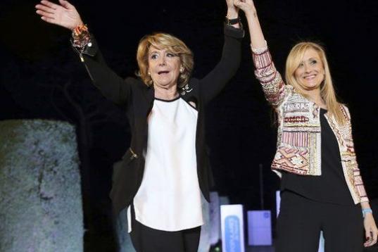 Las candidatas del PP al Ayuntamiento de Madrid y a la Comunidad de Madrid, Esperanza Aguirre y Cristina Cifuentes, respectivamente, saludan al inicio del acto de apertura de campaña del PP en el Parque del Retiro. 
