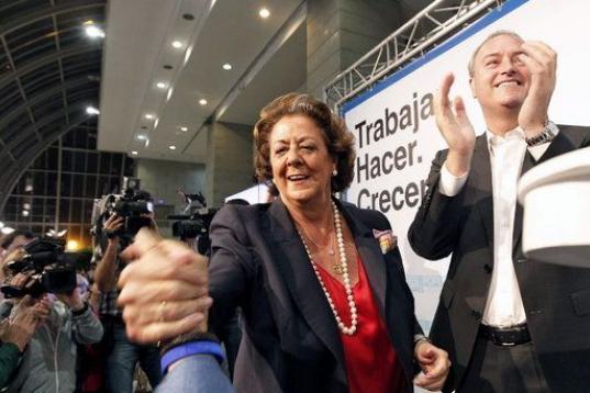 Rita Barberá, candidata del PP al Ayuntamiento de Valencia, y Alberto Fabra, candidato a la Comunidad Valenciana, en el acto de inicio de campaña de su partido en Valencia. 