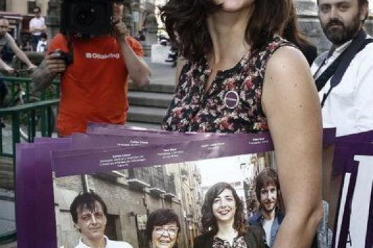 La candidata de Podemos a la presidencia del Gobierno de Navarra, Laura Pérez, durante la tradicional pega de carteles en el Paseo Sarasate de Pamplona.