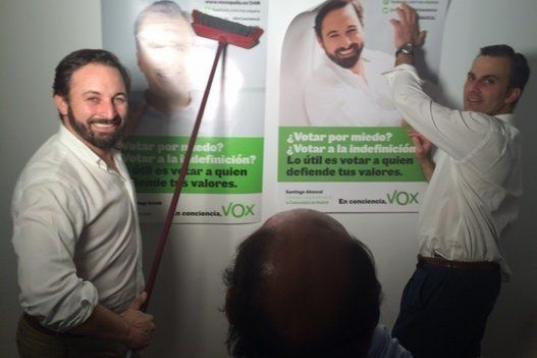 Santiago Abascal, candidato de VOX a la Comunidad de Madrid, en la pegada de carteles de su partido. 
