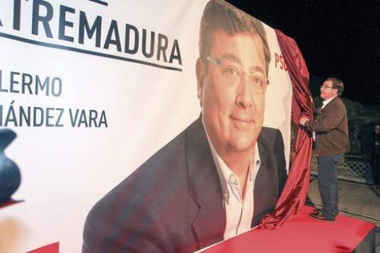 El candidato del PSOE a la presidencia de la Junta de Extremadura, Guillermo Fernández Vara, inicia la campaña electoral con la tradicional pegada de carteles para la elecciones autonómicas 2015. 