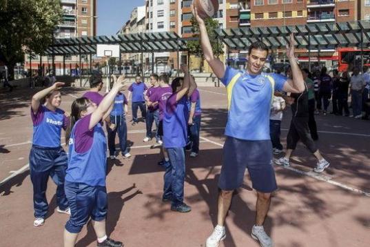 El secretario general del PSOE, Pedro Sánchez, ha jugado un partido de baloncesto con miembros del Centro Estela, este lunes en su visita a Burgos. 