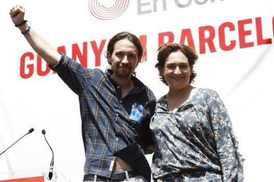 El líder de Podemos, Pablo Iglesias, y la candidata de Barcelona en Común, Ada Colau, en un mitin en Barcelona. 