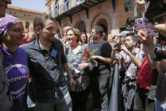 La candidata de Barcelona en Común, Ada Colau (c), y el secretario general de Podemos, Pablo Iglesias (2i), participan actora Primavera Democrática Organizado por Barcelona en Común, este domingo en Barcelona . 