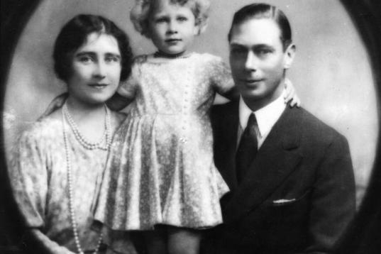 Con sus padres, la reina madre y el rey Jorge VI.