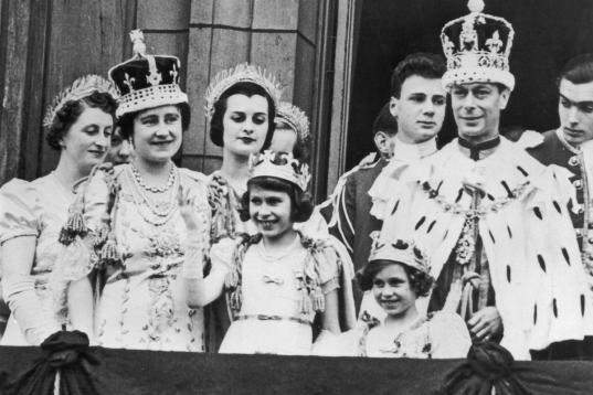En la coronación de su padre, el rey Jorge VI.