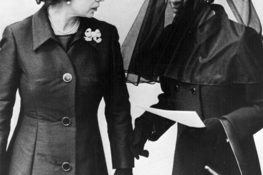 Con Wallis Simpson en Windsor, tras el funeral de su tío, el duque de Windsor.